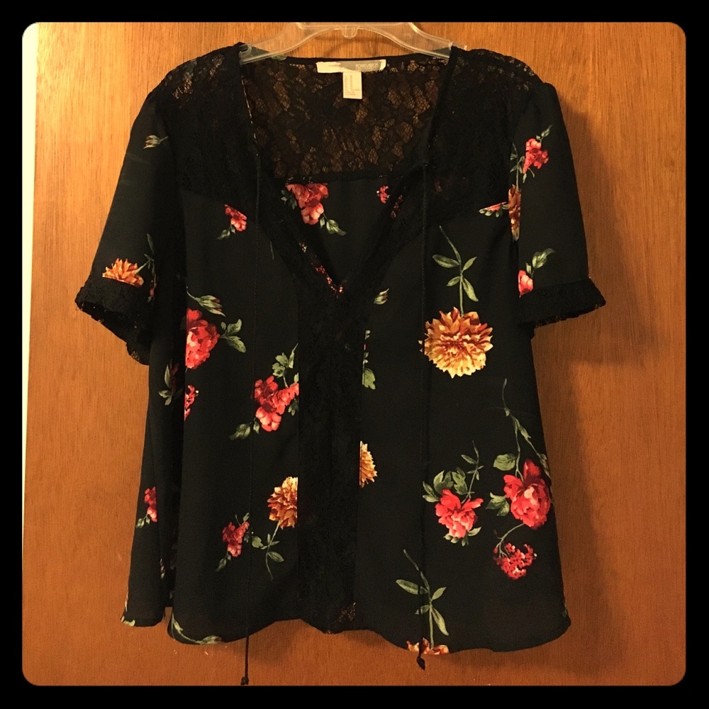 Floral lace top M