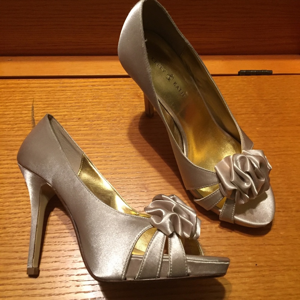 NWOT Kelly & Katie satin champagne heels