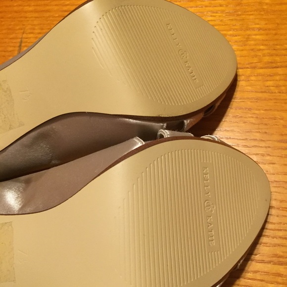 NWOT Kelly & Katie satin champagne heels - Picture 3 of 4