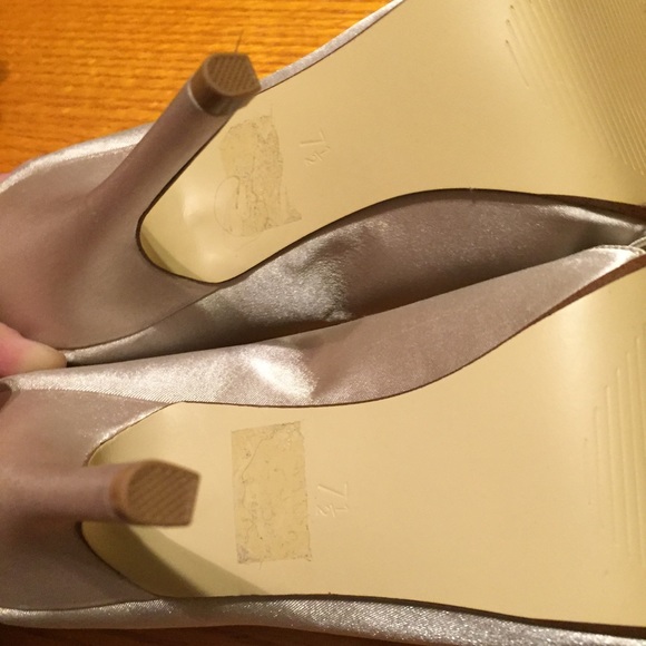 NWOT Kelly & Katie satin champagne heels - Picture 4 of 4