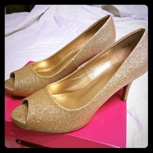 Dream Pairs gold open toed high heel shoes size 8