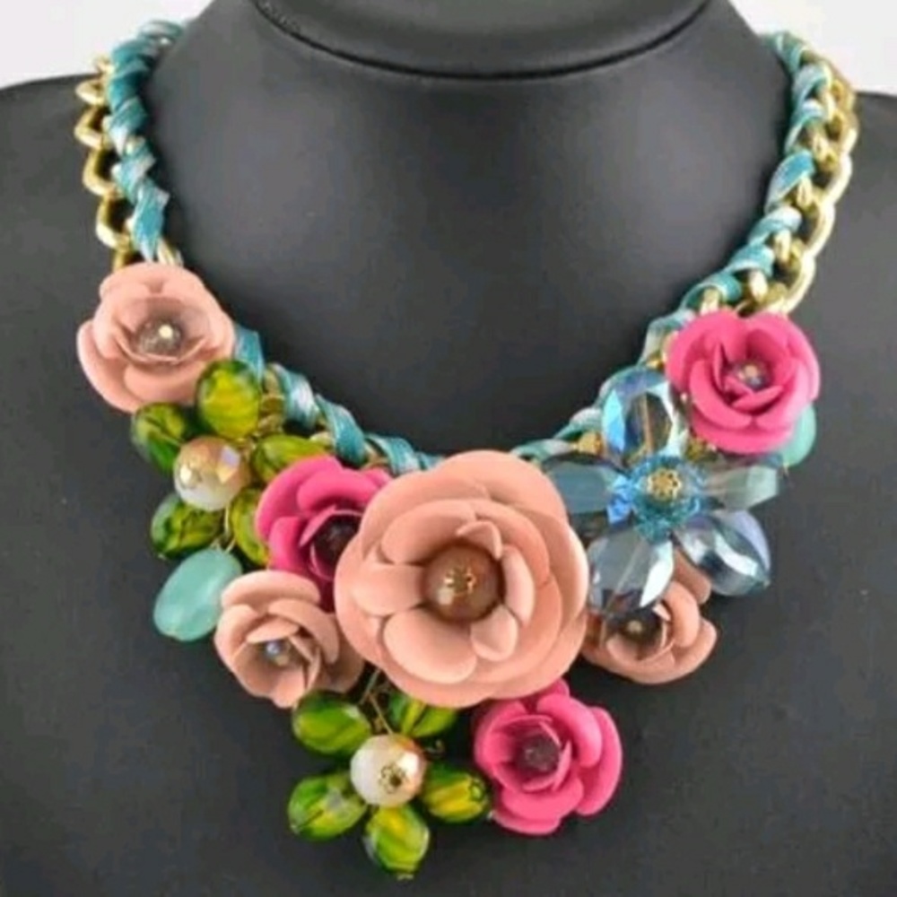 ✨HP!🎉Betsey Johnson Pretty as a Peach Necklace!