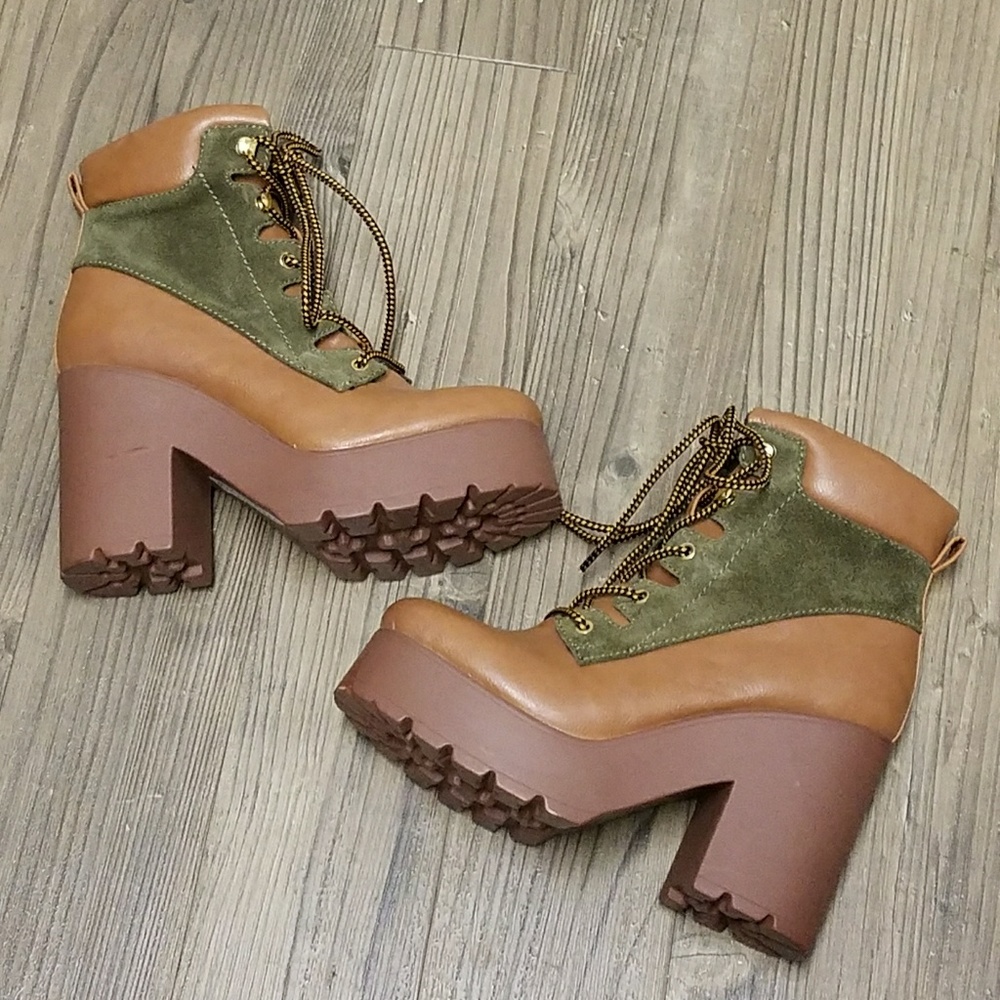 SOLD!! LF EEIGHT Lace up heeled ankle boot
