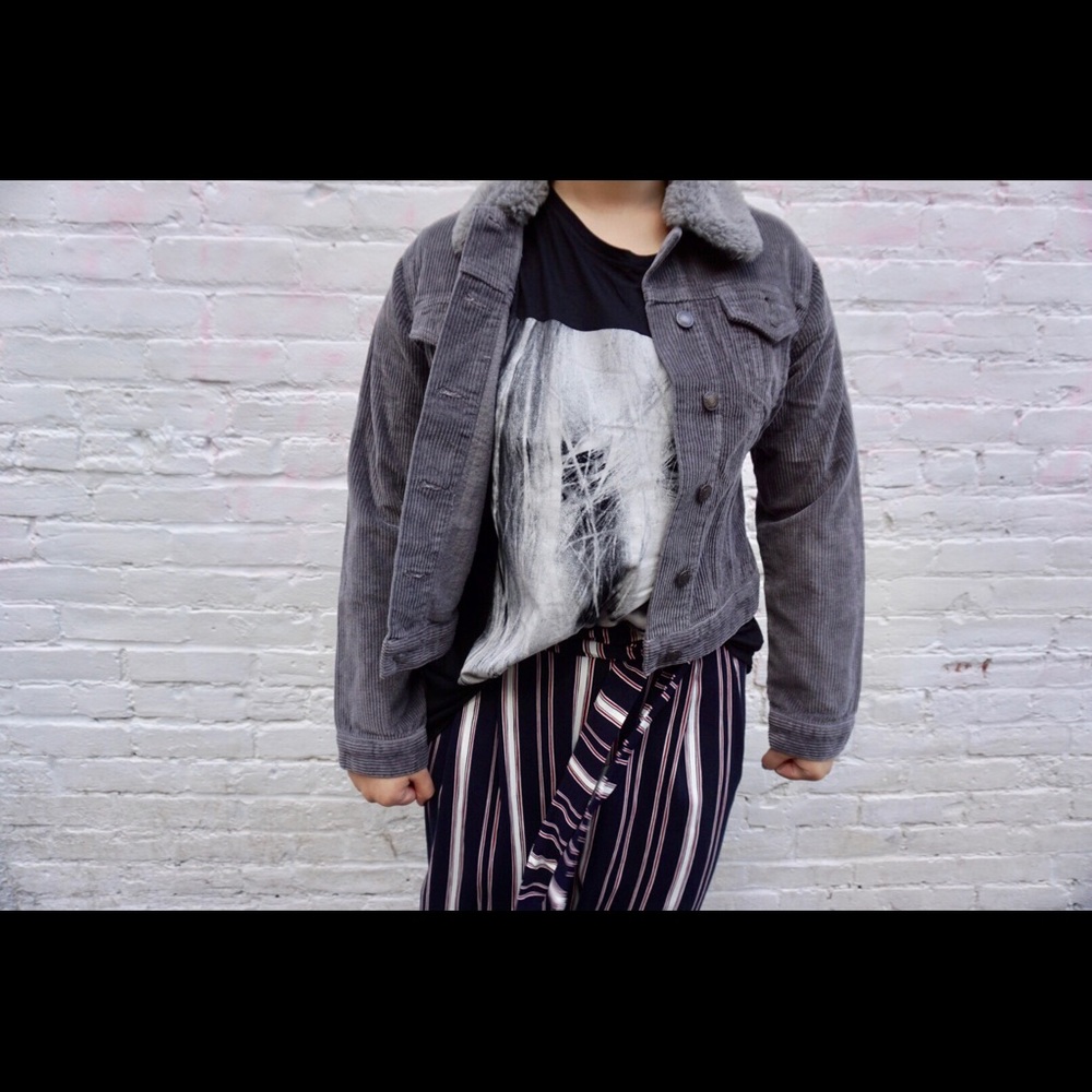 Grey denim jacket with puff collar