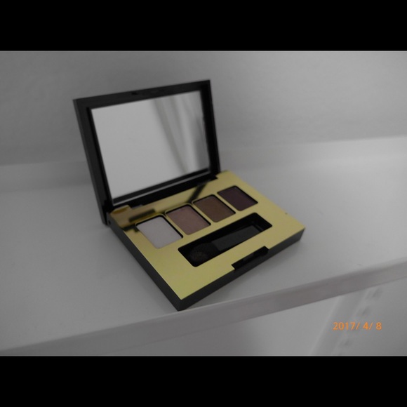 Eye shadow palette - Picture 1 of 3