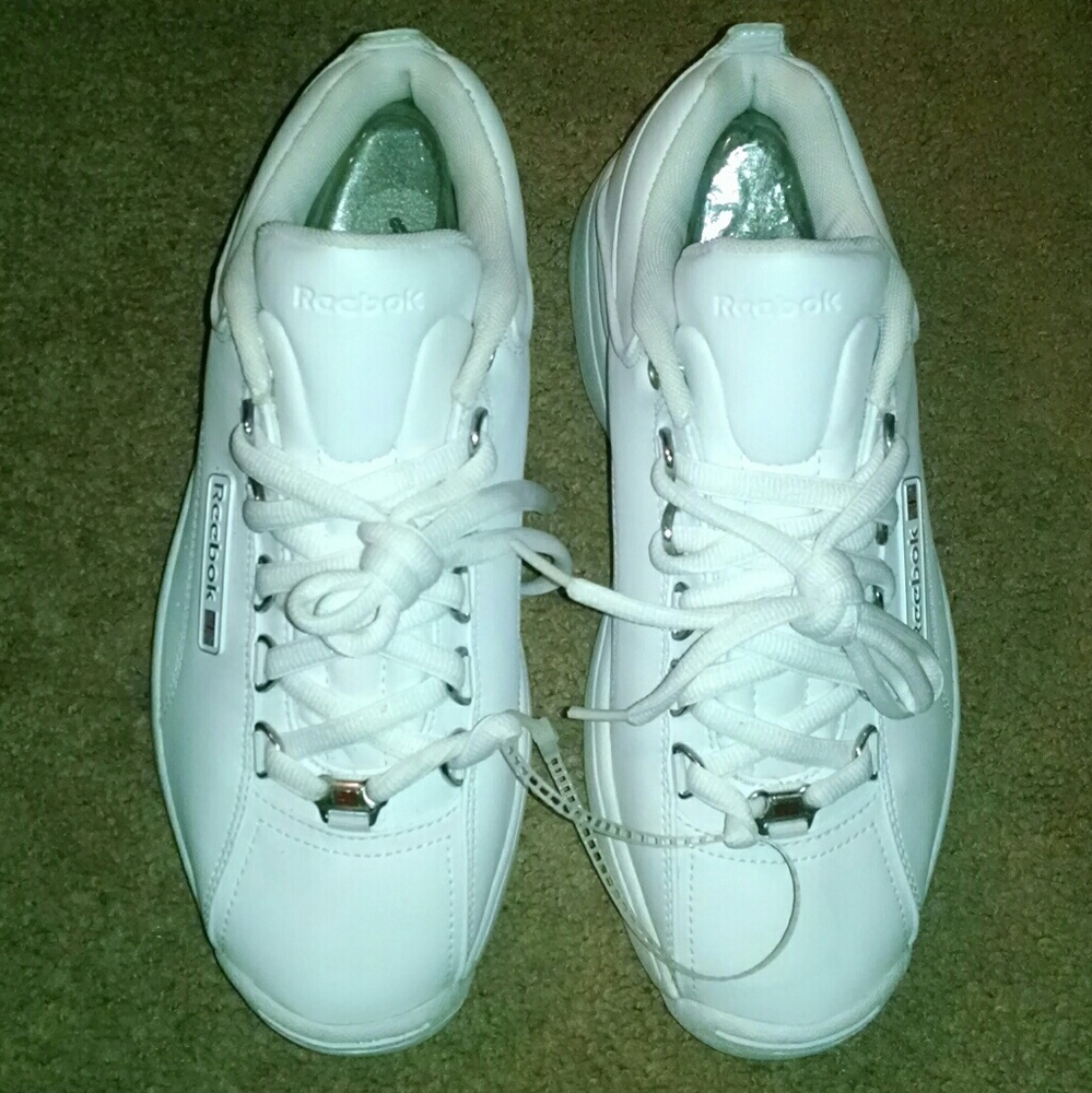 Classic Reebok leather white sneakers shoes size 8