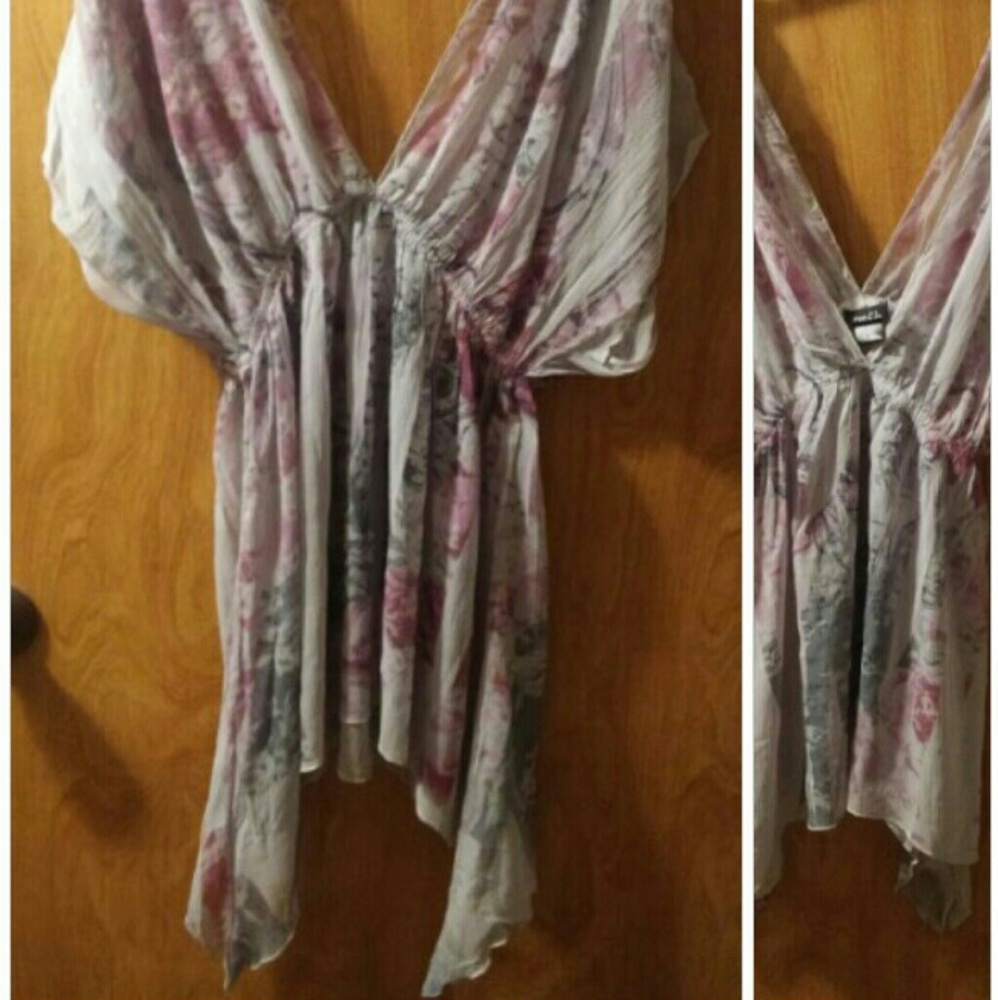 Rue 21 batwing sleeved low V neck high/low - Picture 2 of 4