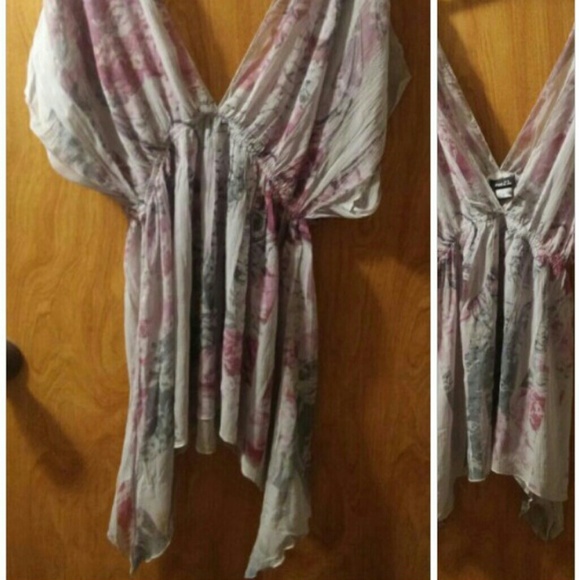 Rue 21 batwing sleeved low V neck high/low - Picture 2 of 4