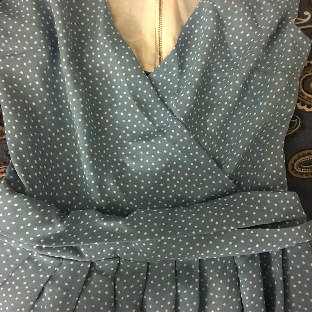 Blue v neck sleeveless open back dress. - Picture 2 of 3