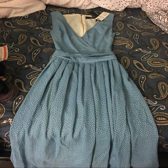 Dresses & Skirts - Blue v neck sleeveless open back dress.