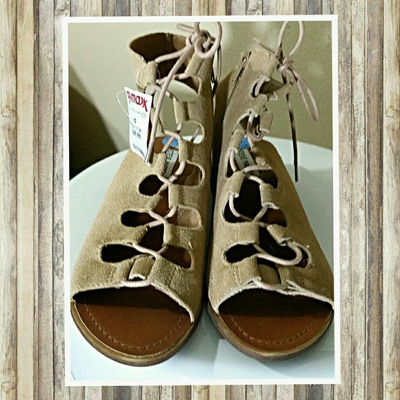 NWT Steve Madden Tan Suede Gladiator. ...size 7.5 - Picture 2 of 4