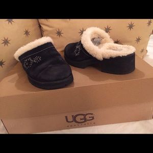Women's Ugg Australia Black Suede Clogs sheepskin