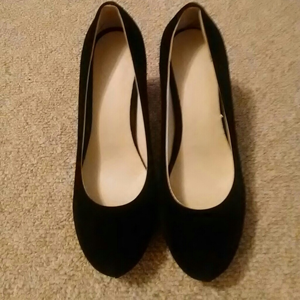 SALE! Classic black suede heels