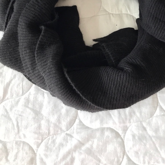 ☕️ Cozy & Chic Scarf ☕️ - Picture 3 of 3