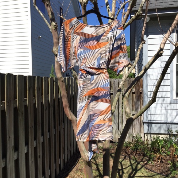 BNWT! BCBGMaxAzria Patterned Dolman Sleeve Dress - Picture 5 of 6