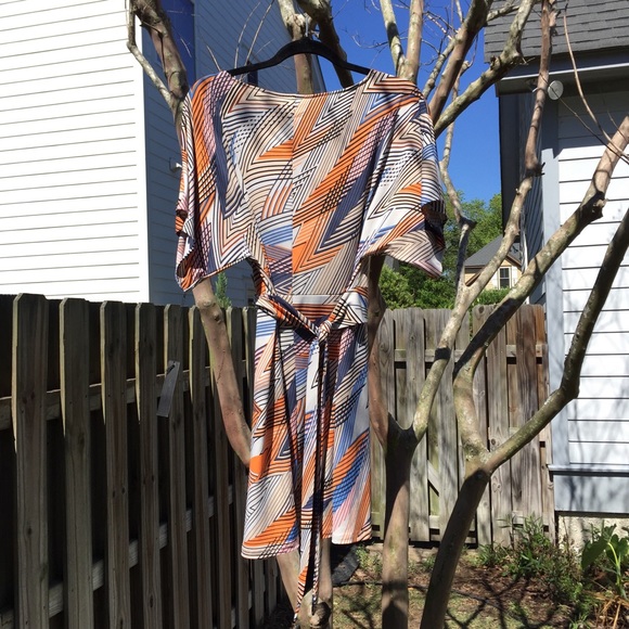 BNWT! BCBGMaxAzria Patterned Dolman Sleeve Dress - Picture 6 of 6