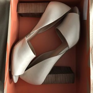 Nude leather peep toe heeled sandals w block heel