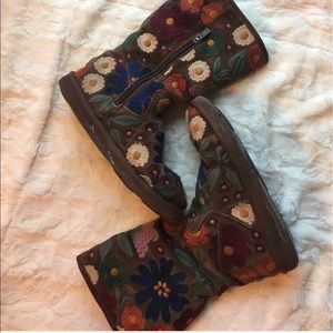 🎀UGG Multicolored boots woman's size 8🎀