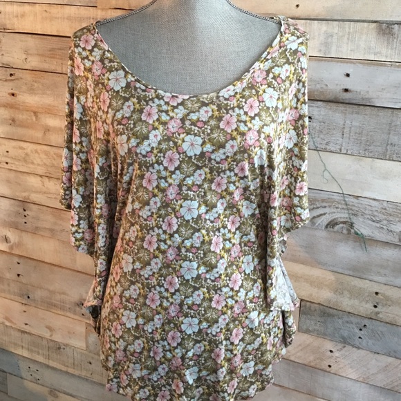 H&M Tops - H&M green floral top size medium