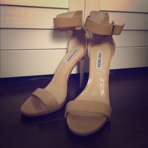 Never Worn Classic Nude Heel
