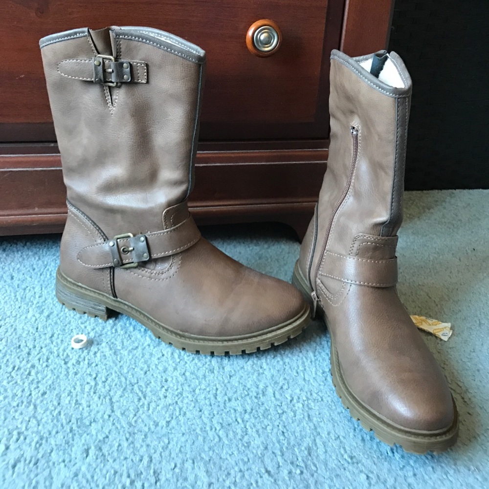 Only worn once and super comfy brown boots!