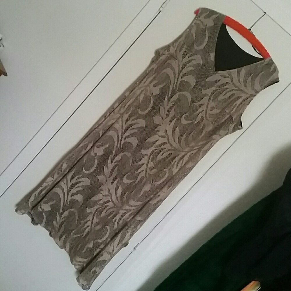 Lace dress w/black liner