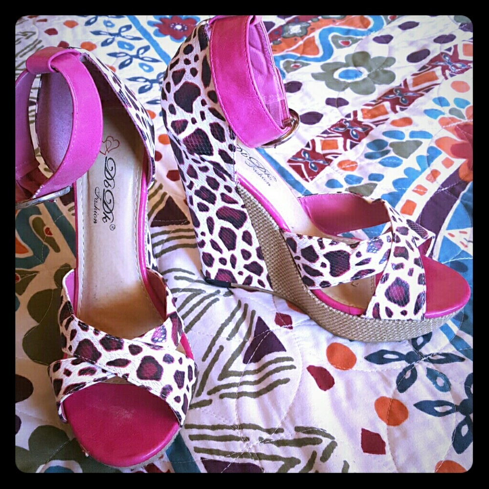 Adorable Leopard print wedges