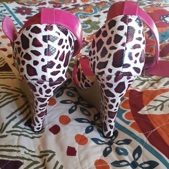 Adorable Leopard print wedges - Picture 2 of 4