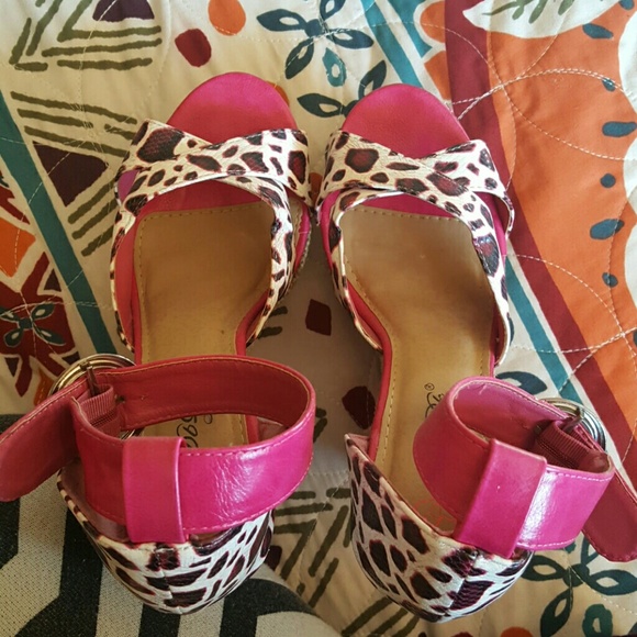 Adorable Leopard print wedges - Picture 3 of 4