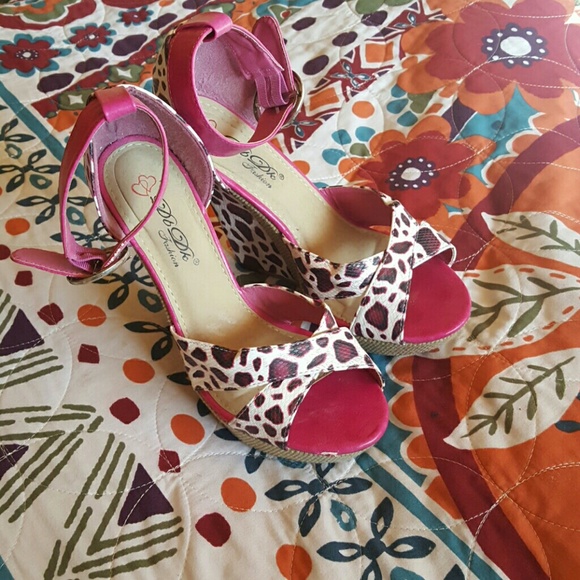 Adorable Leopard print wedges - Picture 4 of 4