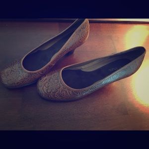 Aerosoles brown heels. Great unique design!