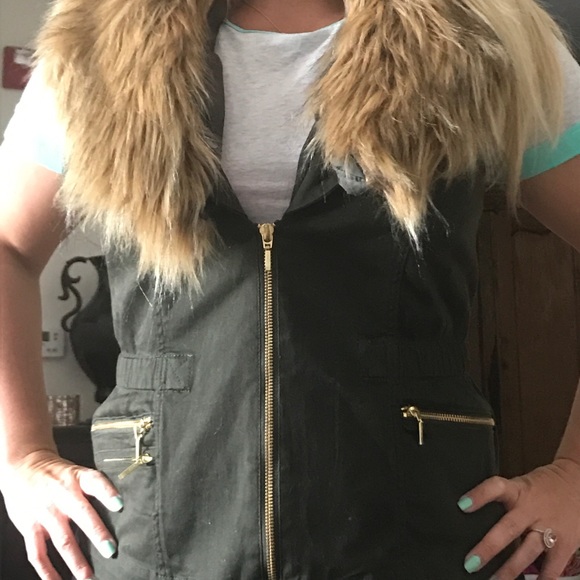 Very flattering army green faux fur vest - Picture 2 of 5
