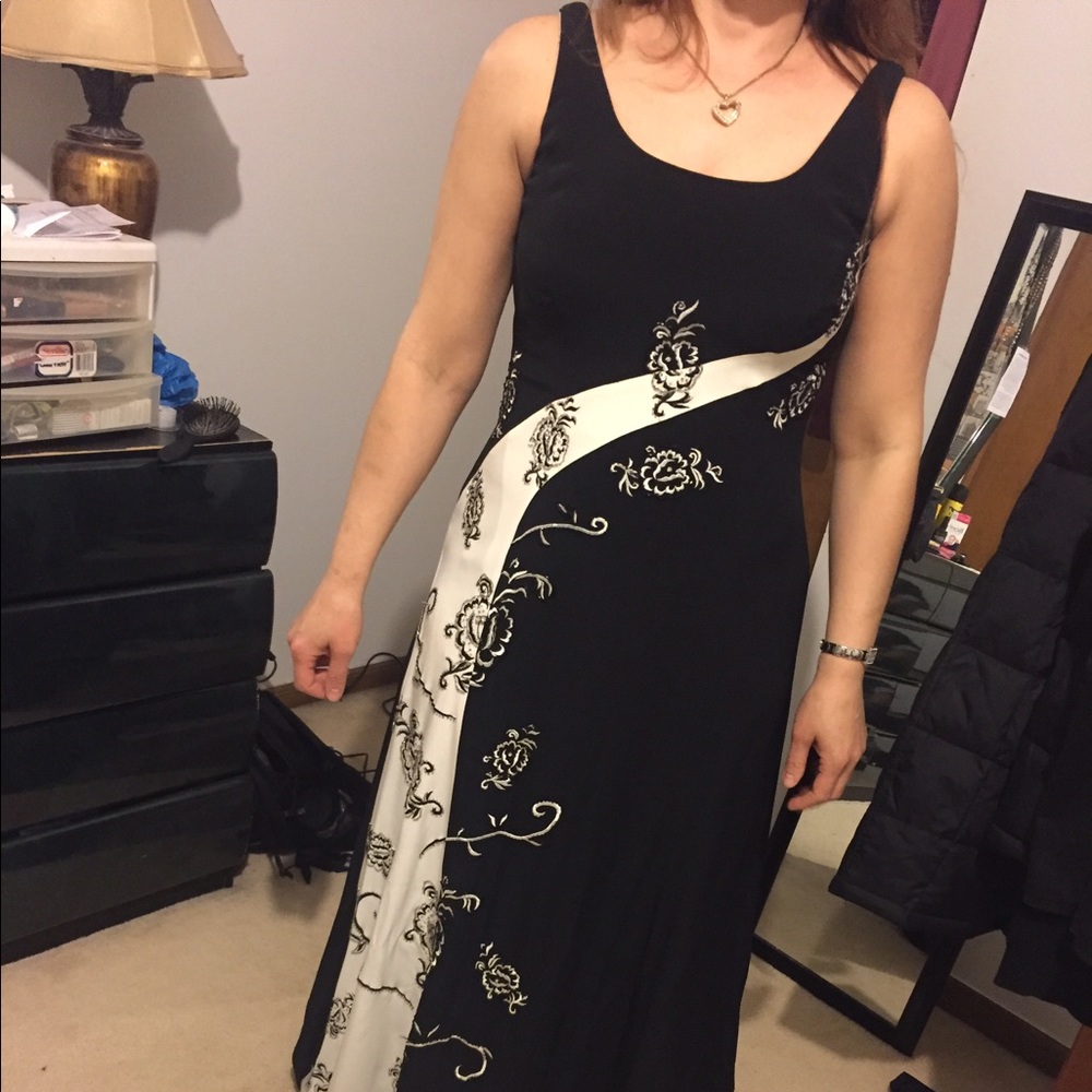 Gorgeous black and white beaded dress. SIZE 8/10