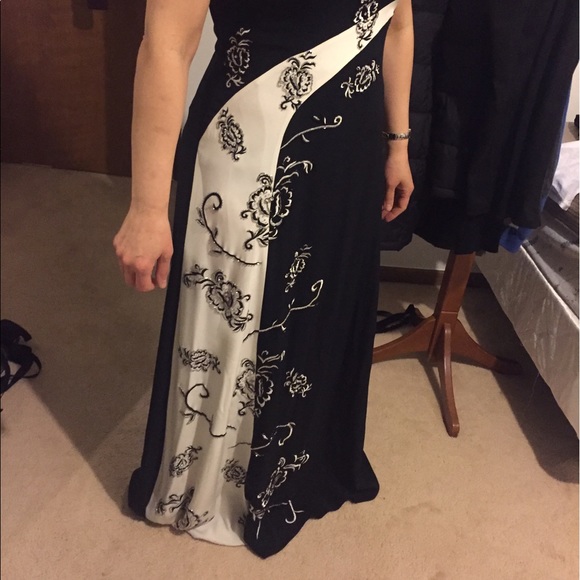 Gorgeous black and white beaded dress. SIZE 8/10 - Picture 2 of 4