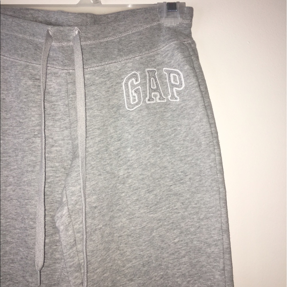 Gray comfy GAP sweatpants. (Kids)
