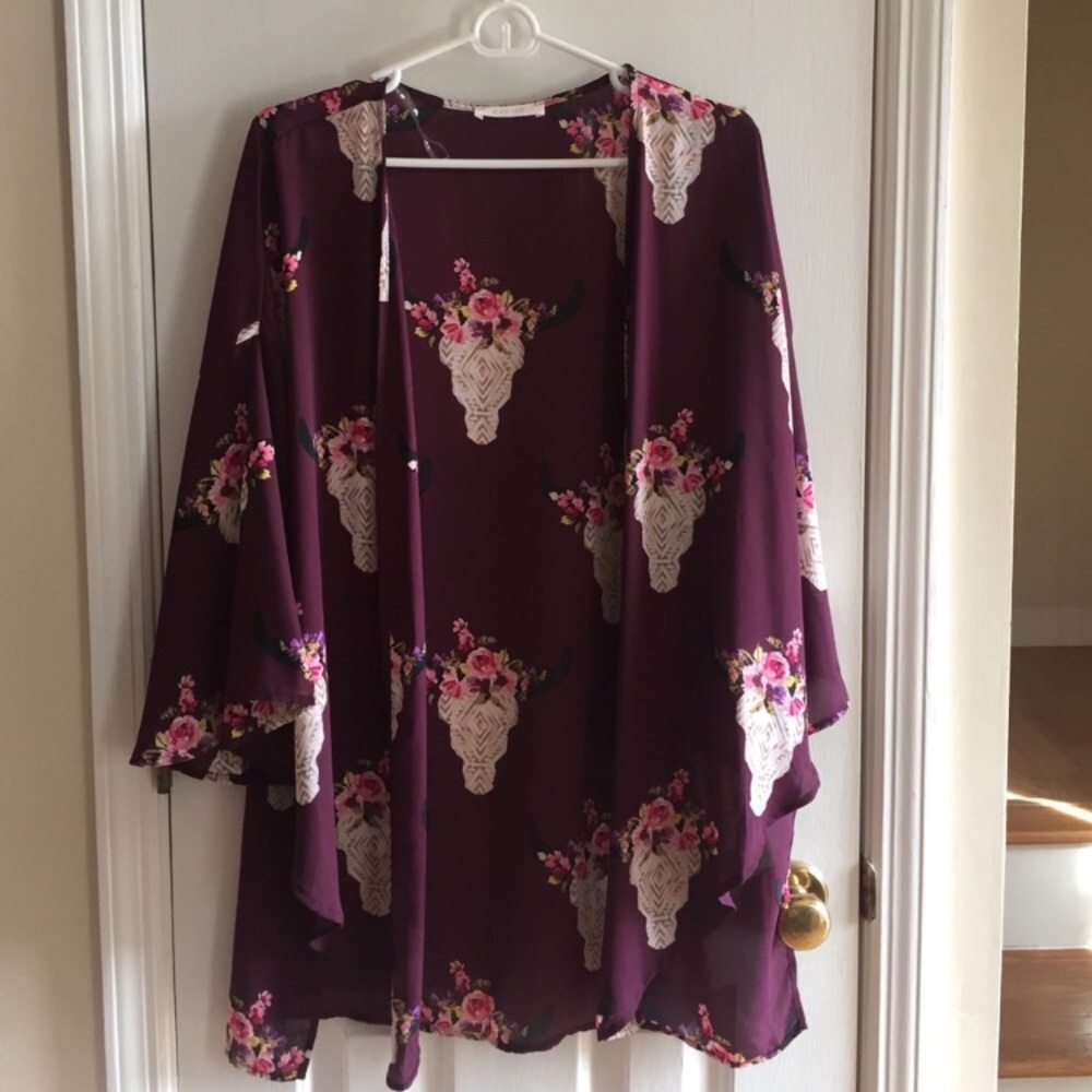 SOLD ‼️ Maroon floral kimono. Size large. 🌺🌸🌹💐