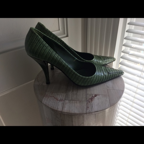 Miu Miu green pointy pumps. - Picture 2 of 5