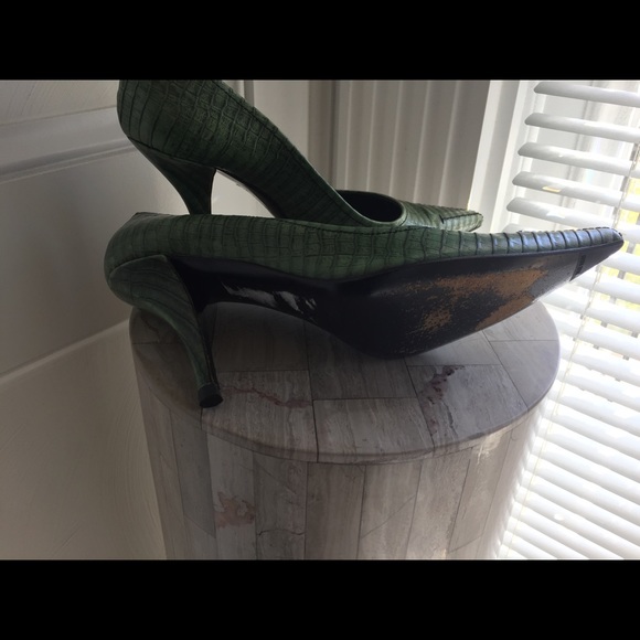 Miu Miu green pointy pumps. - Picture 3 of 5