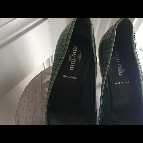 Miu Miu green pointy pumps. - Picture 4 of 5