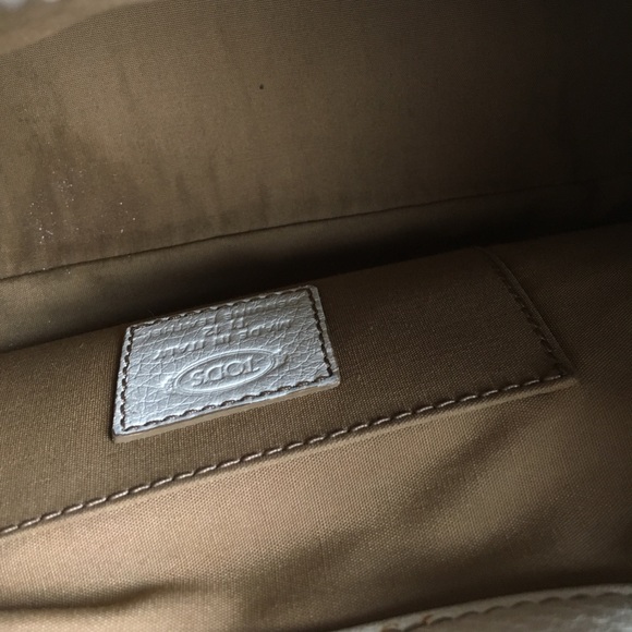 Tod's pebbled white handbag.   *3 - Picture 4 of 6