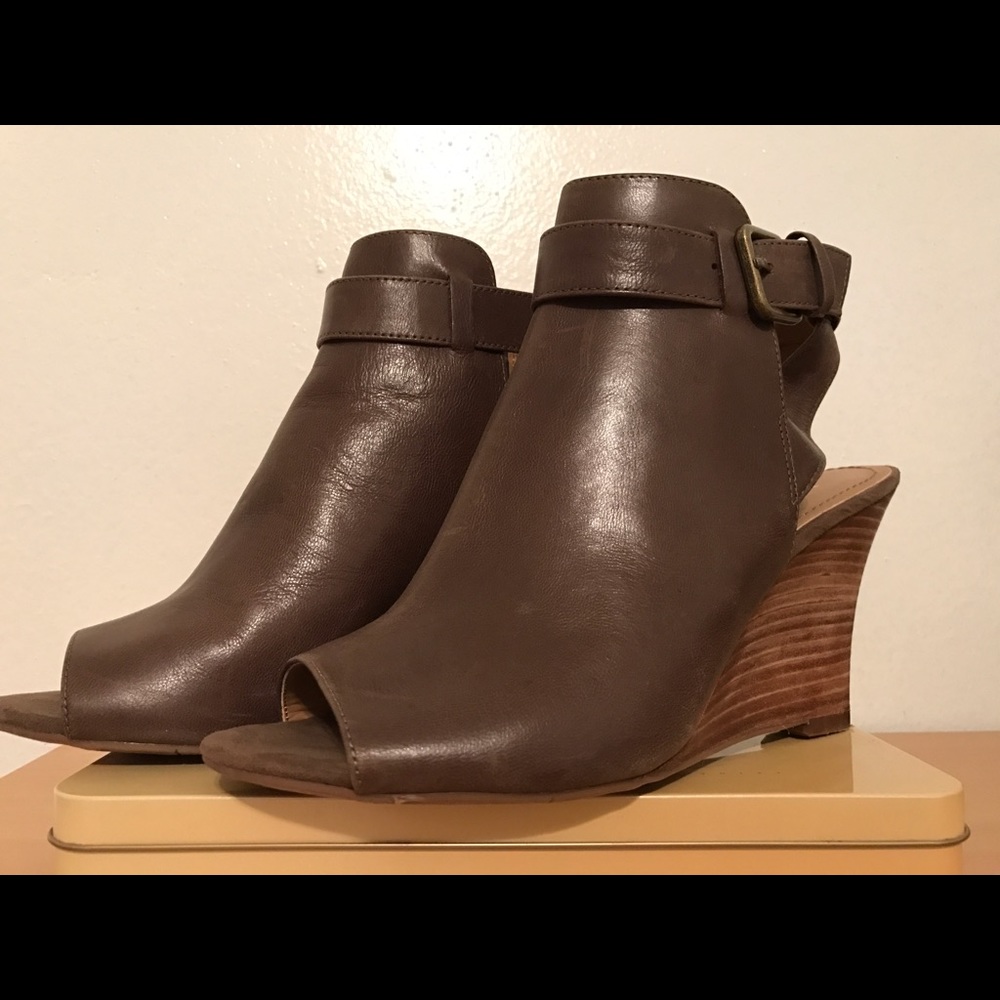 Nine West peep toe bootie. Size 8M $12