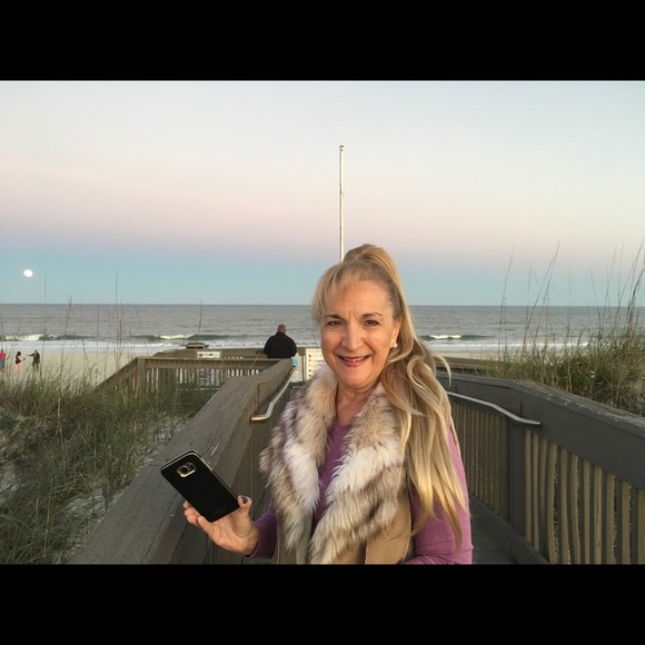 Meet your Posher, Kaye - Picture 2 of 6