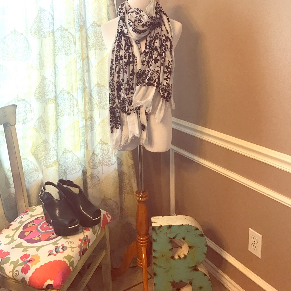 Black and white scarf- super soft!
