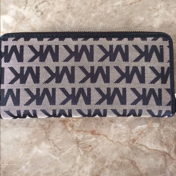 Authentic Michael Kors Wallet - Picture 2 of 4