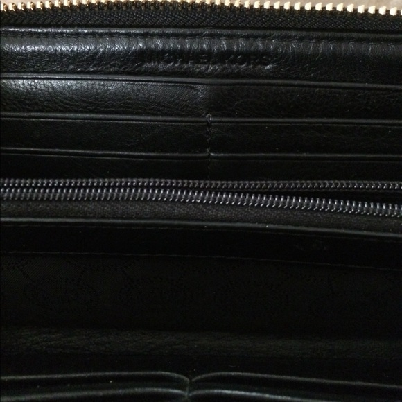 Authentic Michael Kors Wallet - Picture 4 of 4