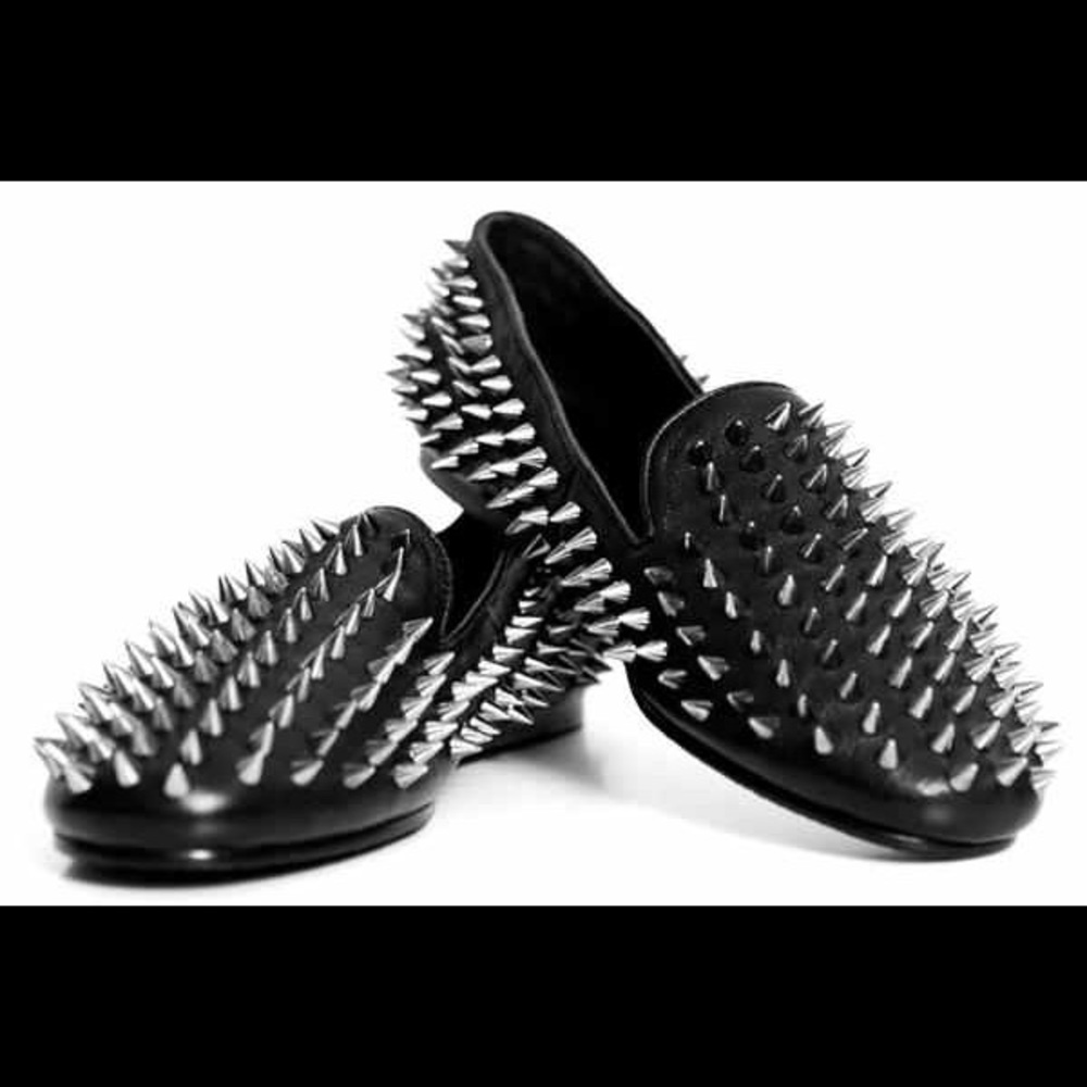 ISO!!! Black Unif Hellraisers in size 8!!