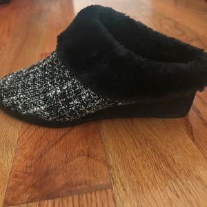 WEDGE SLIPPERS SIZE 7 1/2! BRAND NEW