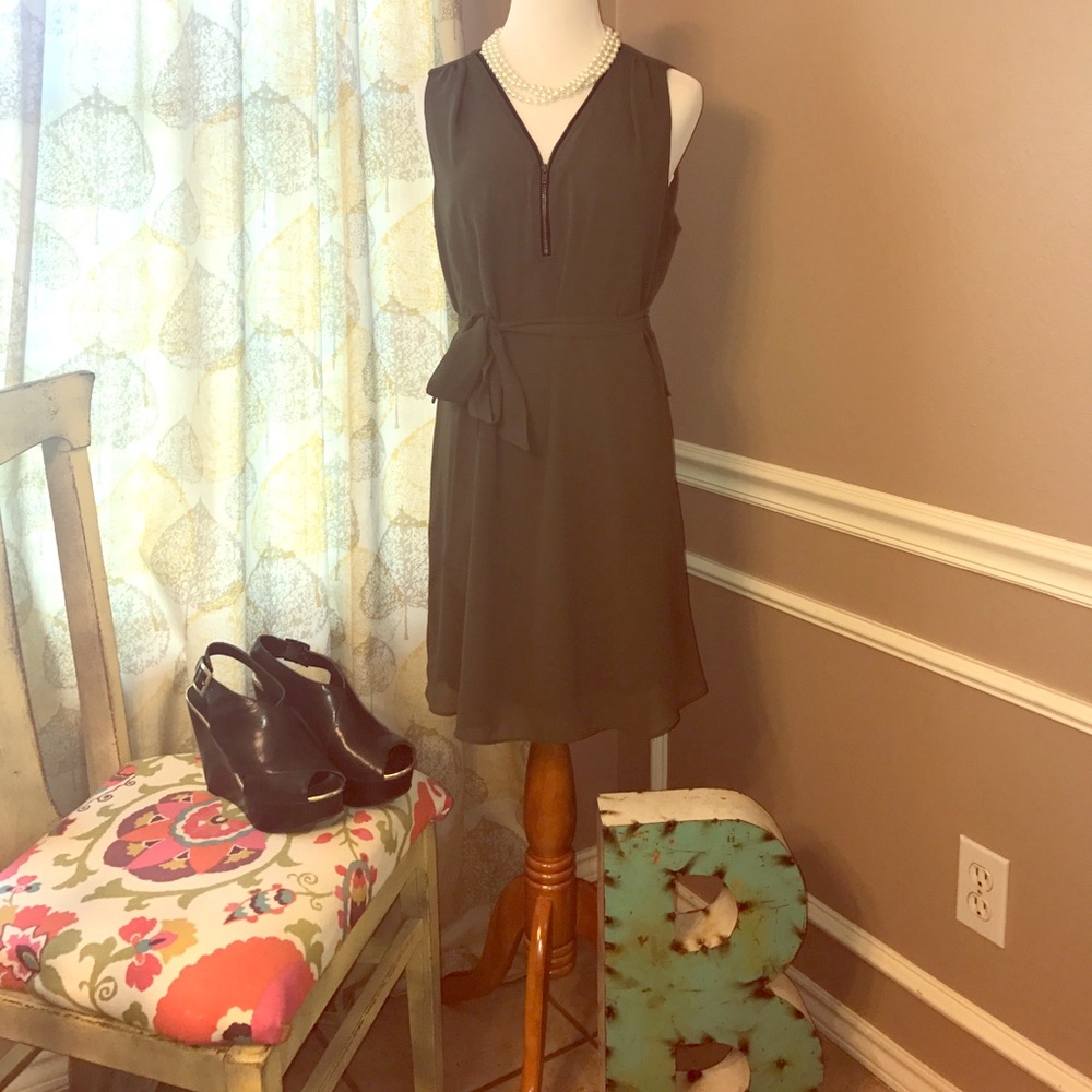 Green dress with zipper and belt