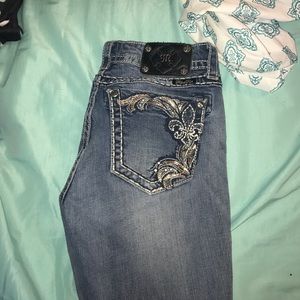 Size 30, miss me jeans. Worn them maybe 3x.