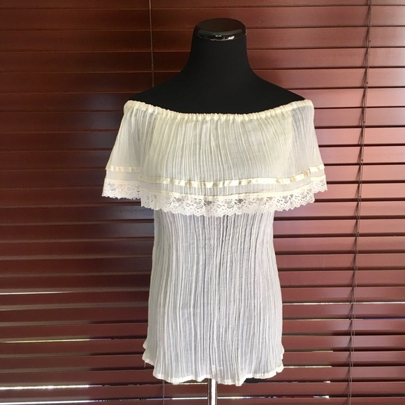 boutique- no tags Tops - Off the Shoulder Top 🦄